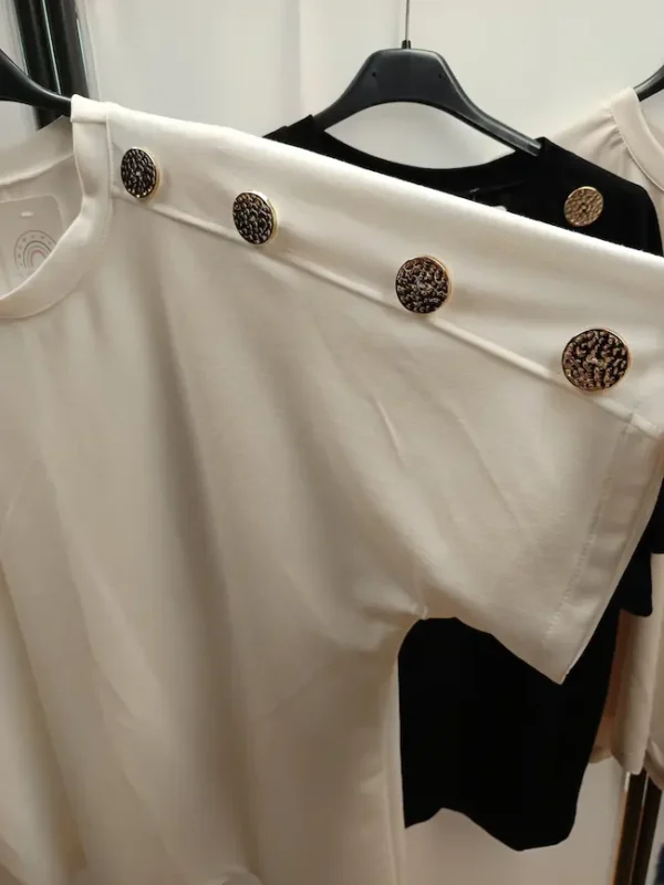 camiseta boton dorado